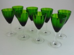 Oito taças de cristal canelado para vinho tinto, na cor verde, altura 16 cm.