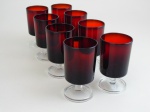 Oito taças de cristal na cor rubi, altura  10 cm.