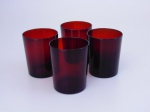 Quatro copos de cristal na cor rubi, altura 9 cm.