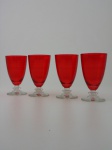 Quatro taças de cristal na cor rubi, altura 13 cm. Duas taças com pequena falha na cor.