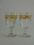 Duas taças de cristal Saint Louis  francesas, com decoração a ouro, altura 14 cm.