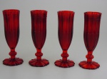 Quatro taças na cor rubi. Altura 18 cm.