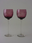 Par de taças de cristal  lapidado na cor lilás, altura 19 cm.