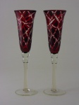 Par de taças de cristal  lapidado para champanhe na cor rubi . Altura 25 cm.