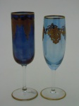 Duas taças com gravação a ouro na cor azul.  altura 20 cm.