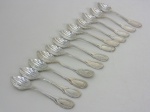 Doze colheres para cafezinho em metal prateado, comprimento 9 cm.