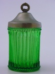 Porta objetos em cristal na cor verde com tampa de metal, altura 15 cm, diâmetro 8 cm .