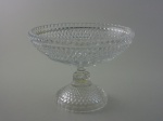 Fruteira em cristal com lapidação bico de jaca. Altura 17 cm, diâmetro 23 cm.