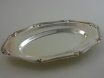 Travessa metal prateado Fracalanza. Comprimento 33 cm, largura 23 cm.