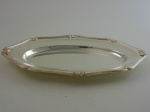 Travessa em metal prateado  Fracalanza . Comprimento 38 cm, largura 26 cm.