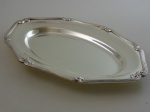 Travessa em metal prateado Fracalanza.  Comprimento 38 cm, largura 26 cm.