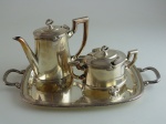 Bule para café , uma bandeja e um açucareiro em metal prateado.