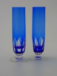 Par de taças champanhe em cristal lapidado cor azul. Altura 18 cm.