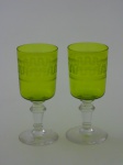 Duas taças em cristal decoradas na cor verde, altura 12,5 cm.