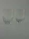 Dois  copos em cristal lapidados. Altura 9 cm.