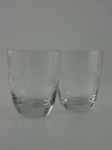 Dois  copos em cristal com lapidação. Altura 9 cm.