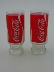 Dois copos para refrigerante, decoração Coca Cola, altura 17 cm.