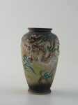 Vaso em porcelana oriental com alto-relevo pintado a mão.  Altura  13 cm, diâmetro 8 cm.