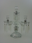 Candelabro de cristal com pingentes para tres velas . Altura 39 cm , comprimento 35 cm , diâmetro da base 14 cm