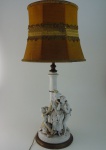 Abajur em porcelana.  Altura 50 cm, diâmetro 23 cm, Pequenos defeitos.