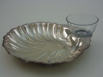 Travessa em metal prateado para ostras, molheira em cristal. Diâmetro  28 cm.