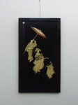 Painel em madeira, madreperola e marfim, relatando cenas do cotidian chines. Altura 98 cm, largura 55 cm.