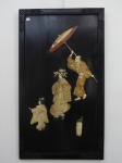 Painel em madeira, madrepérola e marfim, relatando cenas do cotidiano chines. Altura 98 cm, largura 55 cm.  (pequenos faltantes) "falta mão"