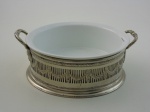Saladeira em porcelana com suporte em prata, diâmetro 26 cm.