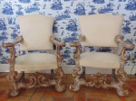 Par de poltronas Italianas, com patina branca, altura 113 cm, largura 80 cm e profundidade 60 cm.