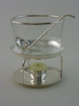 Rechaud  com recipiente em cristal e metal prateado. Acompanha  concha para servir, altura 19 cm  diâmetro 17 cm.