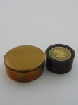 Par de caixas para rapé em latão, altura 2 cm, diâmetro 4 cm.