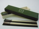 Dois pares de Hashi Christofle francês. Em metal prateado e marfim . Comprimento 24 cm. No estojo original.