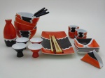 Composto por travessa  comprimento 29 cm. , largura 16 cm, três pares de hashi  , quatro pratinhos para molho , quatro tigelas pequenas e quatro tigelas grandes  e uma garrafa com porta guardanapos  Porcelana MN STUDIO.