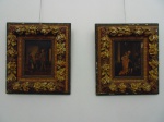 Par de quadros. Óleo sobre madeira. Escola Européia com ricas molduras patinadas. Medidas da obra altura 23,5 cm, largura 18 cm, altura total 47 cm, largura total 42 cm.