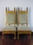 Par de cadeiras Neogóticas para quarto, folhadas a ouro. Altura 120 cm, largura 50 cm, profundidade 48 cm.