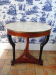 Mesa redonda com mármore carrara e marcheteria em bronze. Videmayer . Seculo XIX, altura 71 cm, diâmetro 82 cm.