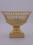 Centro de mesa em porcelana VIEUX PARIS, altura 27 cm, largura 35 cm.