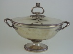 Sopeira em prata francesa, forma oval. Recipiente removível .Contraste na parte inferior, peso 2700 g