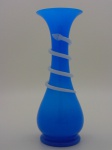 Vaso em opalina azul decorado com cobra branca, altura 40 cm.