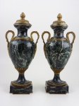 Par de ânforas em mármore Italiano e bronze banhado a ouro. Período do Império Frances. Altura 44 cm.