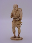 Escultura em marfim Japonês, representando camponês com cesto nas costas. Altura 22 cm. JAPAO SECULO XIX.