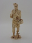 Escultura em marfim JAPONES, representando camponês com cesto. Altura 31 cm. JAPAO SECULO XIIX.