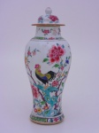 Potiche em porcelana COMPANHIA DAS ÍNDIAS, decoração floral e galo. Altura 29 cm.