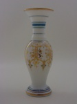 Vaso em opalina branca, decoração em ouro e friso azul. Altura 36 cm.