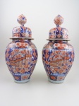 Par de potiches, formato gomado, com tampa. Porcelana da ilha Japonesa de IMARI. Século XIX. Altura 46 cm.