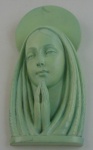 Escultura em faiança europeia. Representando Nossa Senhora de Fátima . Altura 33 cm. Assinatura não identificada.