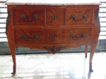 Cômoda Francesa estilo Luis XV com mármore . Trabalho em Parqueterie feita com PALIZANDRO. Altura 90 cm, largura 117 cm e profundidade 52 cm.