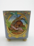 Vaso em porcelana européia com lobos em relevo. Altura 25 cm , comprimento 22 cm , profundidade 17 cm. Pequeno defeito na orelha do animal.