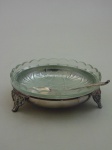 Cremeira em cristal com base e colher em metal prateado. Diâmetro 18 cm, altura 6 cm.