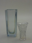 Vaso em cristal  liso altura 18 cm, largura 8 cm. Vaso em cristal lapidado, pequeno bicado na borda, altura 10 cm. diâmetro 7 cm.